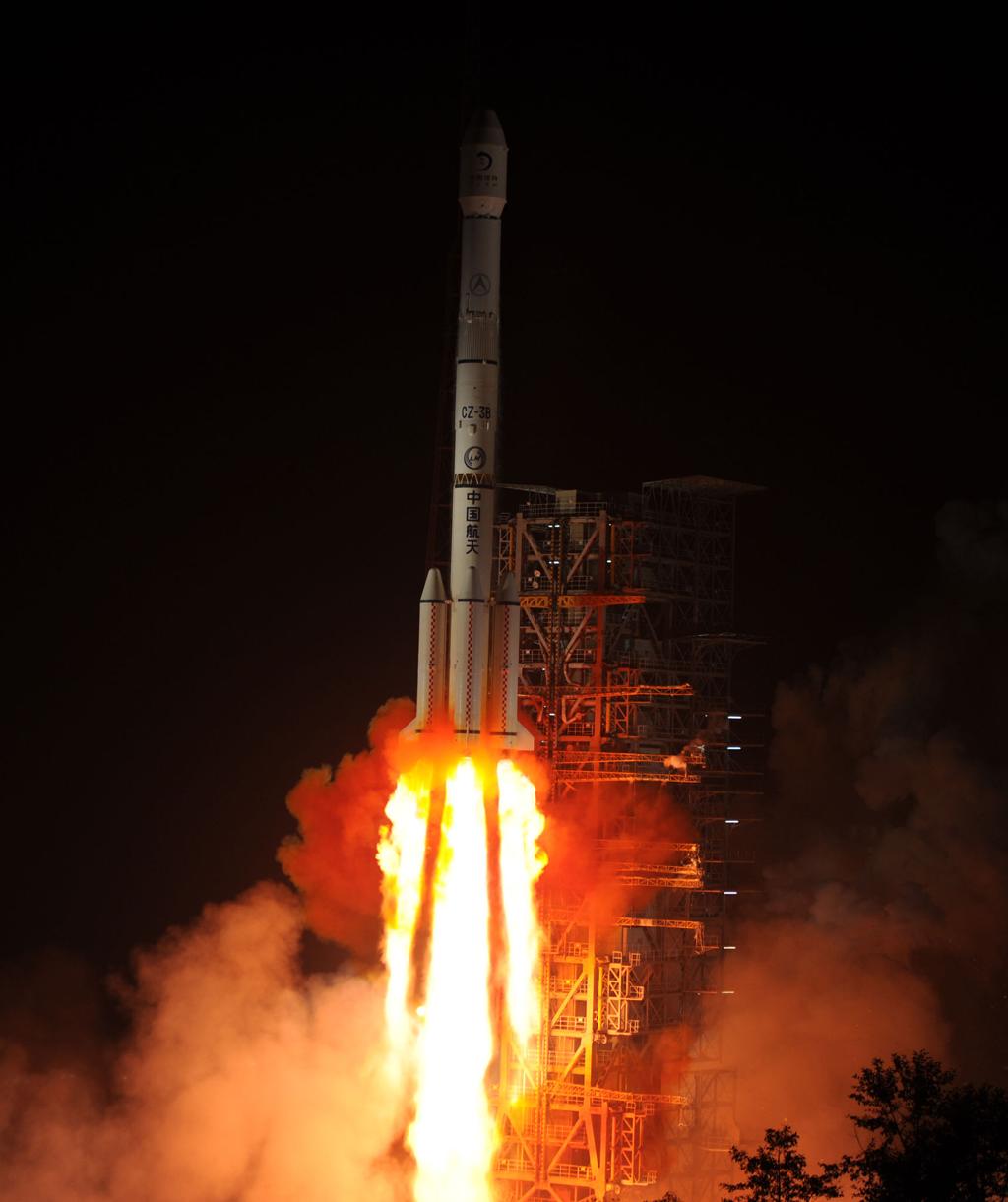 Chang'e 3 photograph 3: CNSA / Wikimedia Commons — Chang'e 3 descent engine plume as the lander approaches the lunar surface, December 14, 2013. (CNSA, public domain)