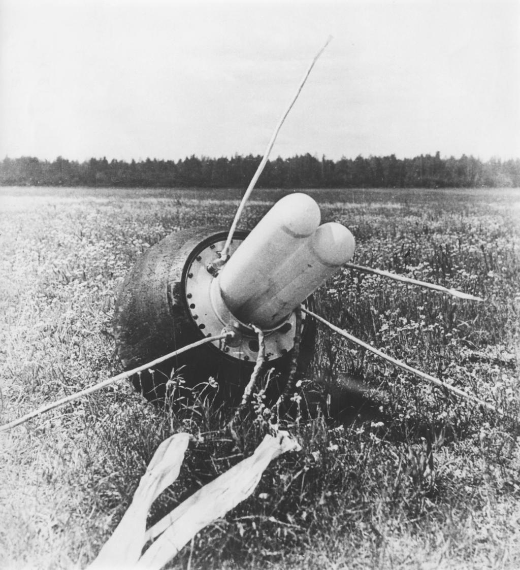 Luna 16 photograph 3: Wikimedia Commons — Luna 16 spacecraft at the landing site in Mare Fecunditatis, September 1970. (Public domain)