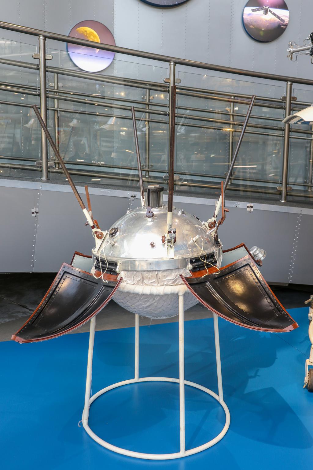 Luna 9 photograph 3: Wikimedia Commons — Luna 9 mission diagram showing the landing sequence of the egress capsule. (Public domain)