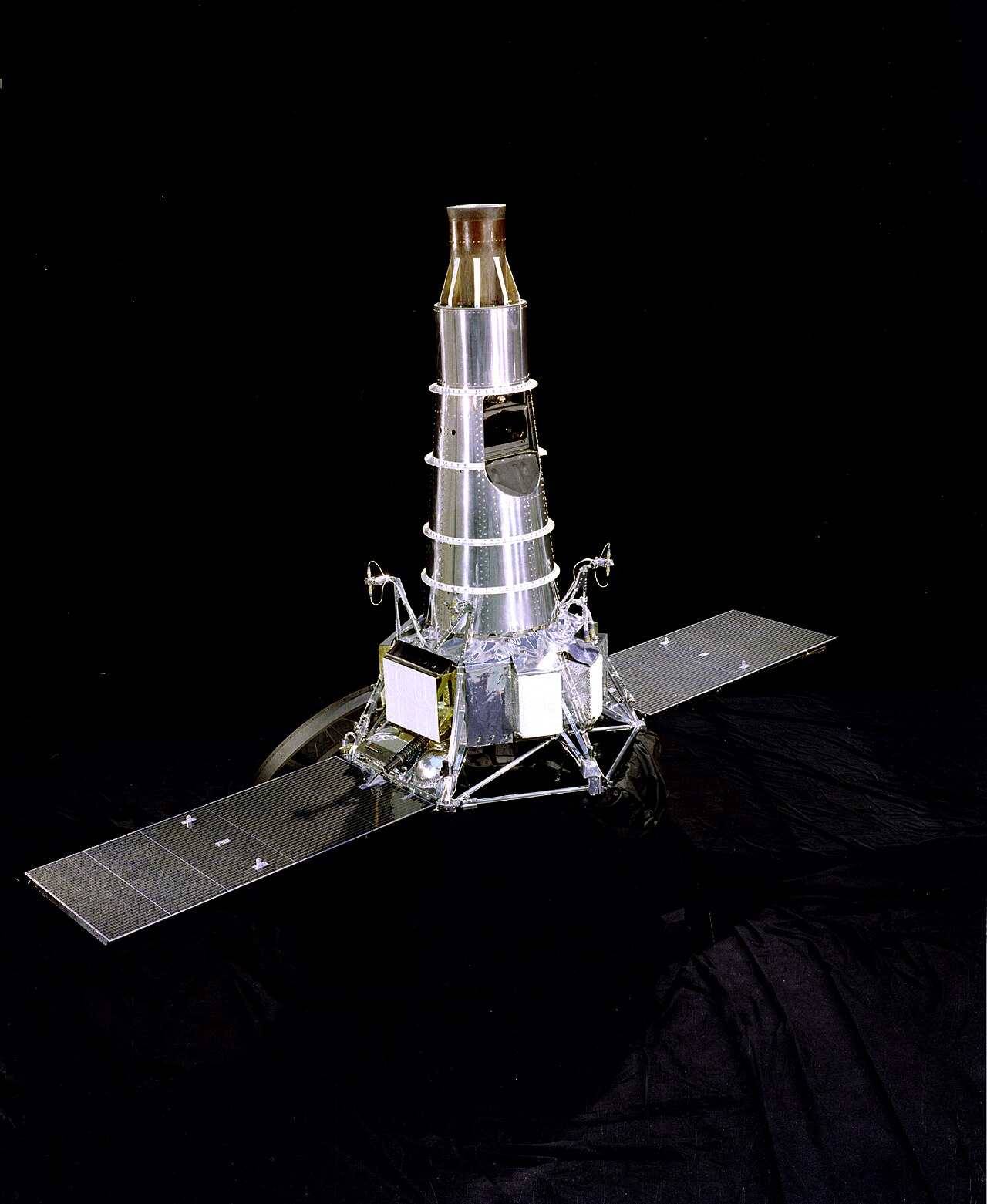Ranger 7 photograph 1: NASA / JPL — First close-up television photograph of the Moon transmitted by Ranger 7, July 31, 1964 (NASA / Public Domain)